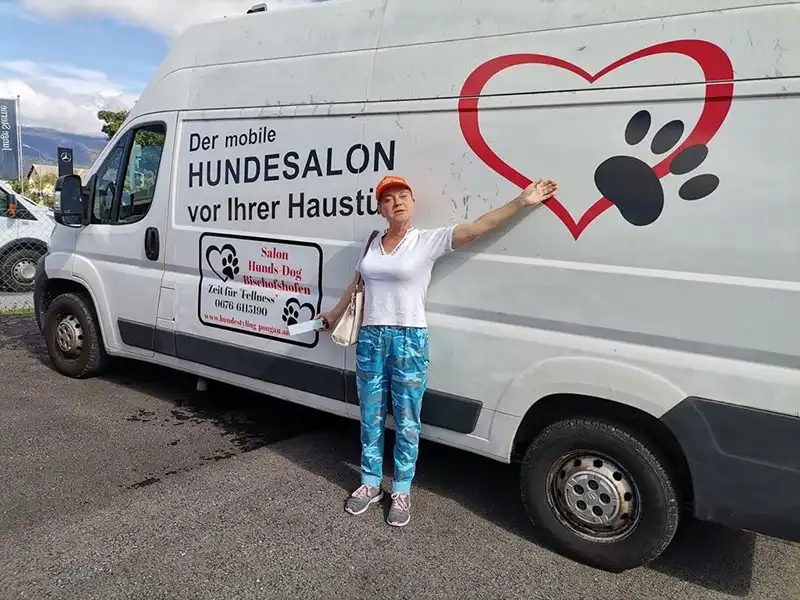 Kleiner Hund bei Hundefrisörin